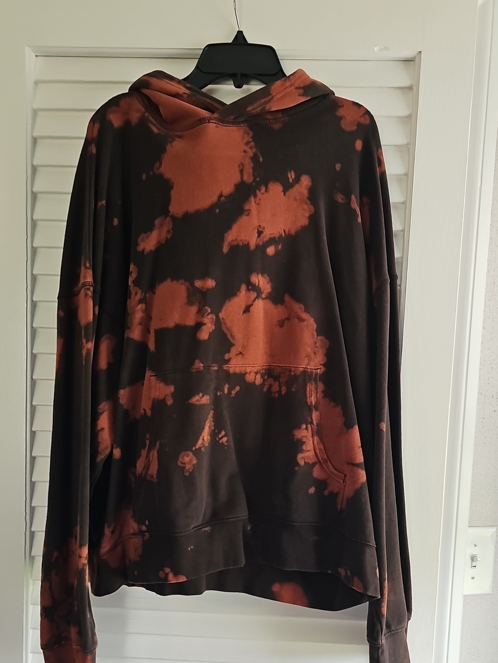Arizona Jean Company Men's Black and Rust Tie-Dye Hoodie